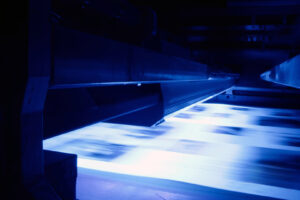 Grafiche Antiga의 Koenig & Bauer Rapida 105-5+C 프레스에서 작동하는 GEW LeoLED UV 램프 헤드 중 하나입니다.